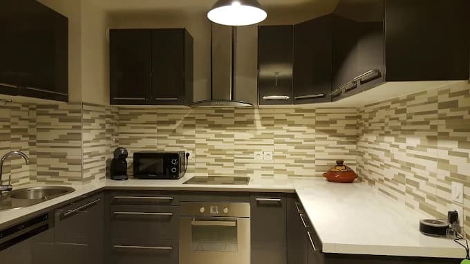 Cuisine équipée avec crédence