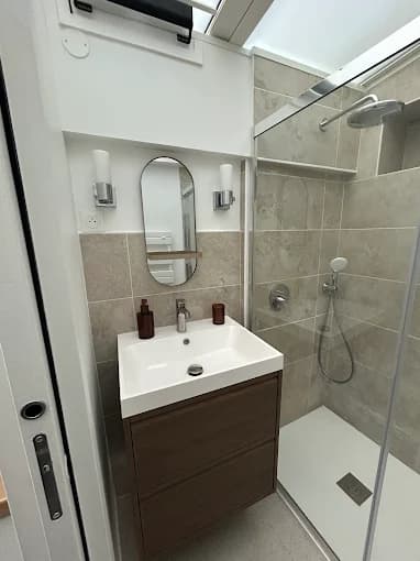 Salle de bain moderne avec douche italienne